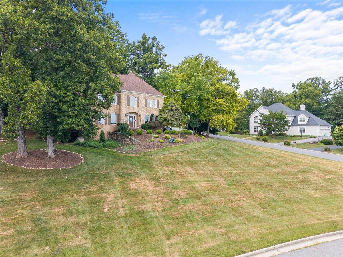 Image 2: 03-6306 Midsummer Ln-3
