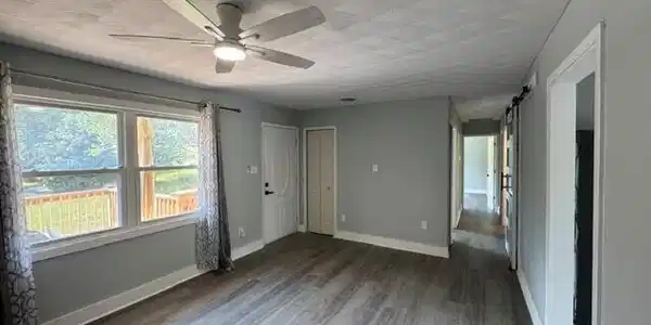 Image 2: 2576 Hill Ave - Living Room Pic 2