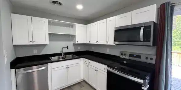 Image 3: 2576 Hill Ave - Kitchen