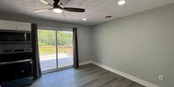 Image 4: 2576 Hill Ave - Dining Area & Sliding Do