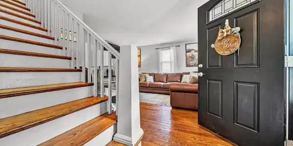 Image 2: entry