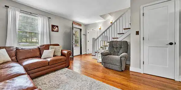 Image 3: Living Room