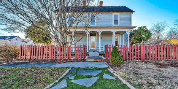 8 Middle ST