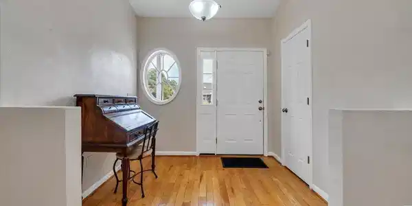 Image 4: Entry Foyer