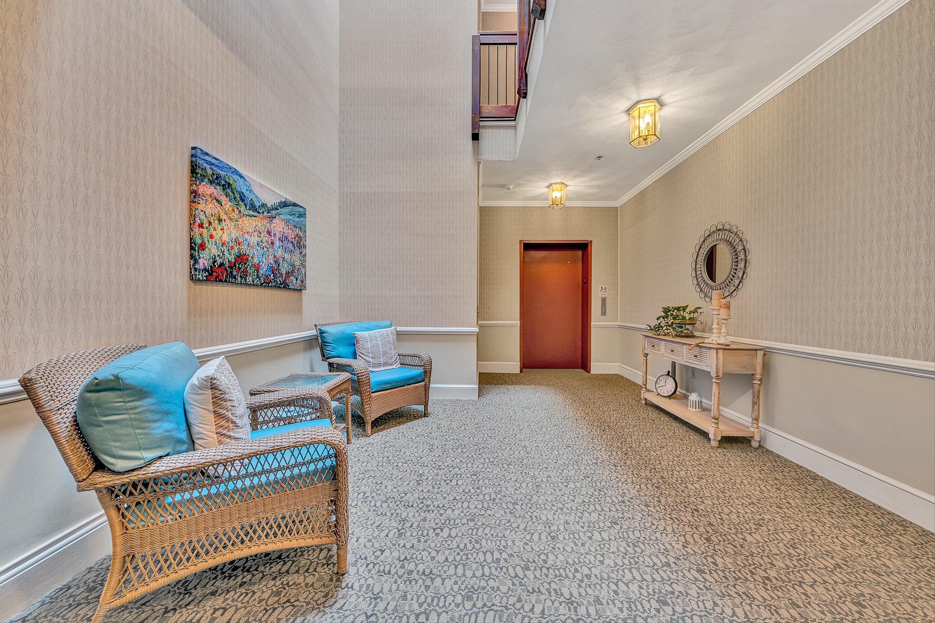 Image 3: Bright & welcoming vestibule