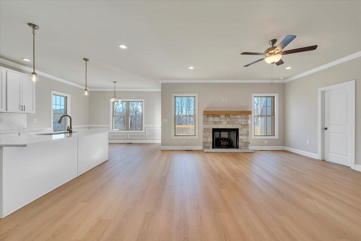 Image 3: 02-Living