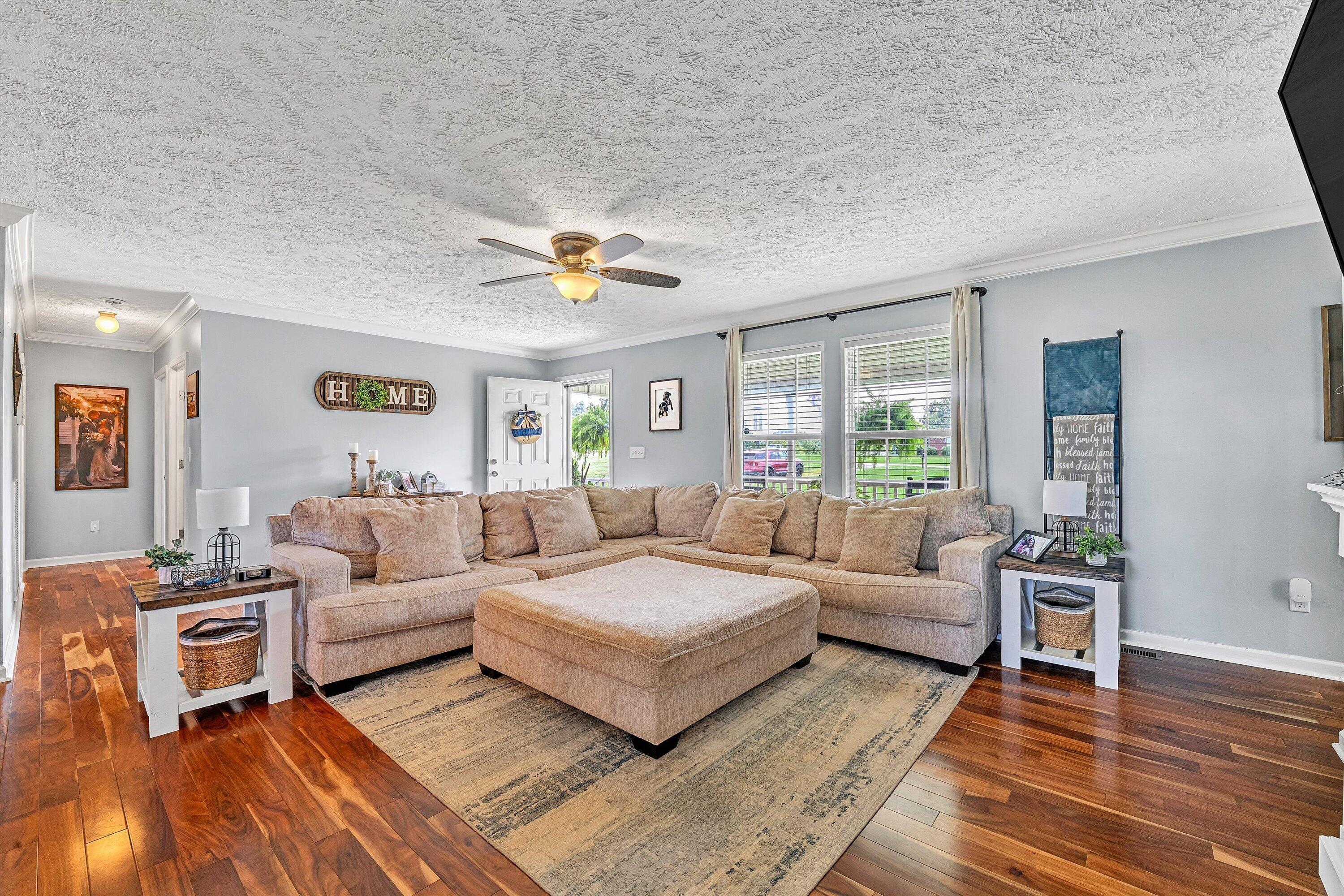 Image 4: Living Room