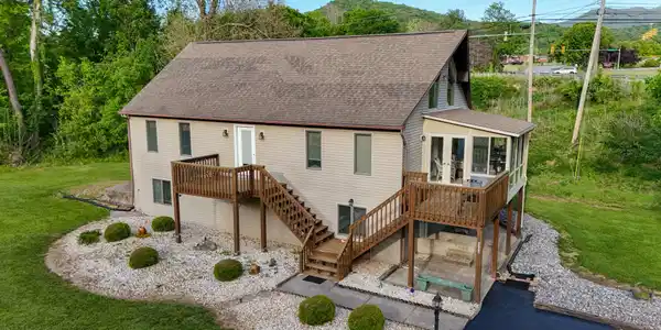 8796 Roanoke RD