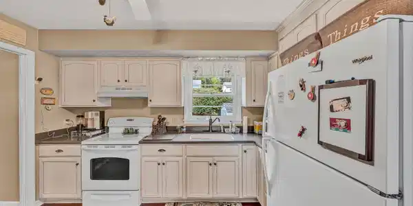 Image 4: Kitchen