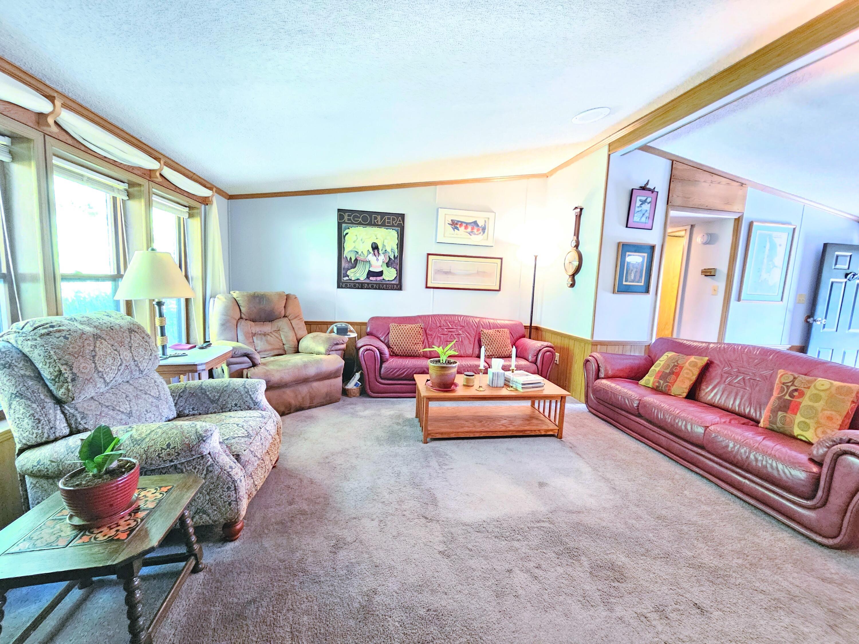 Image 2: Spacious Living Room