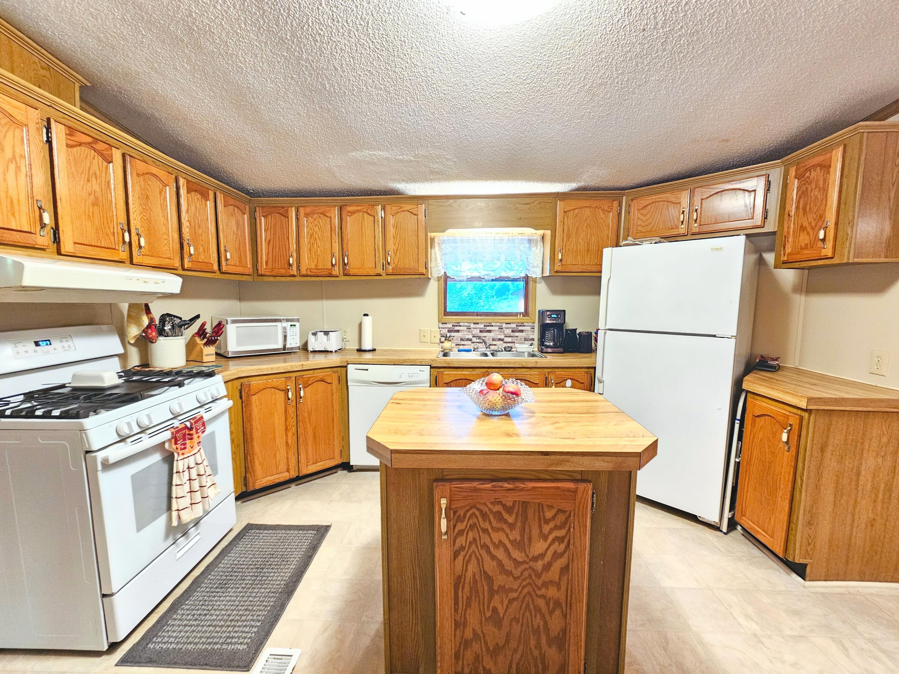 Image 4: Eat In Kitchen with Island