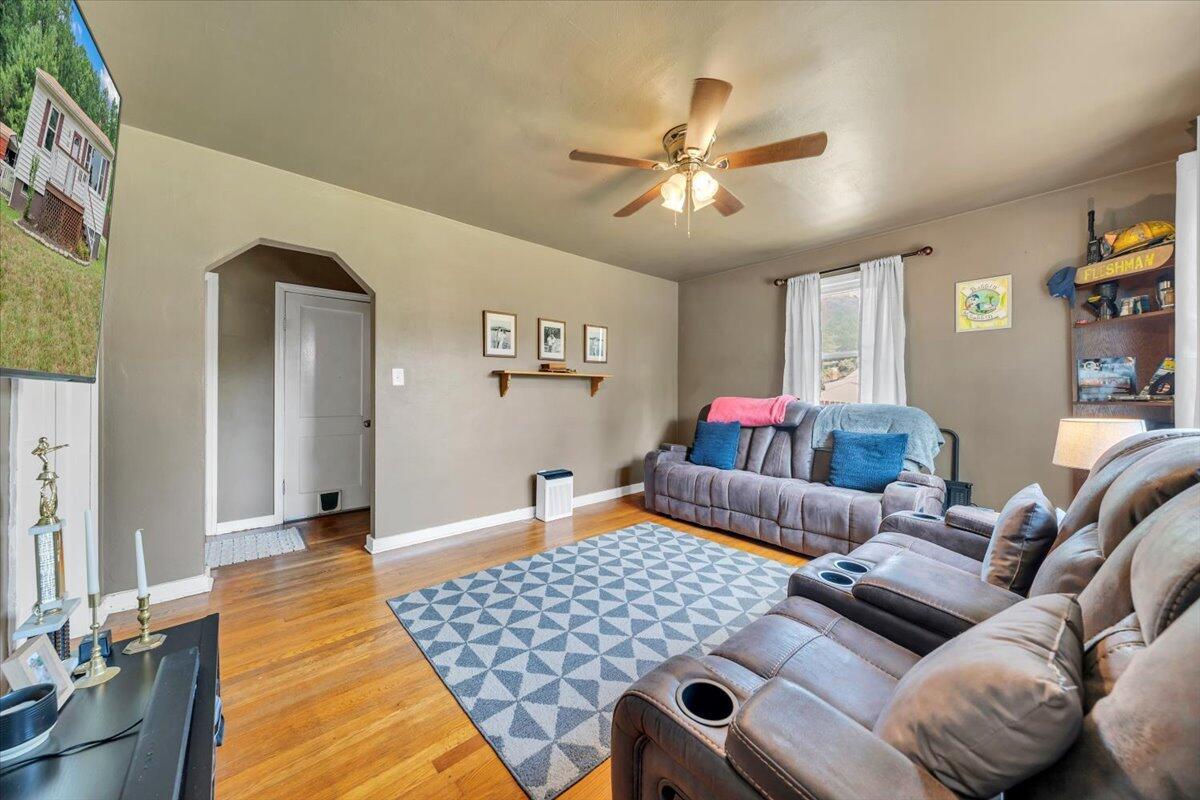 Image 4: Living Room