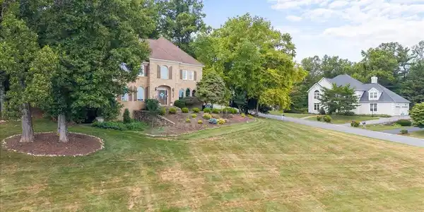 Image 2: 03-6306 Midsummer Ln-3