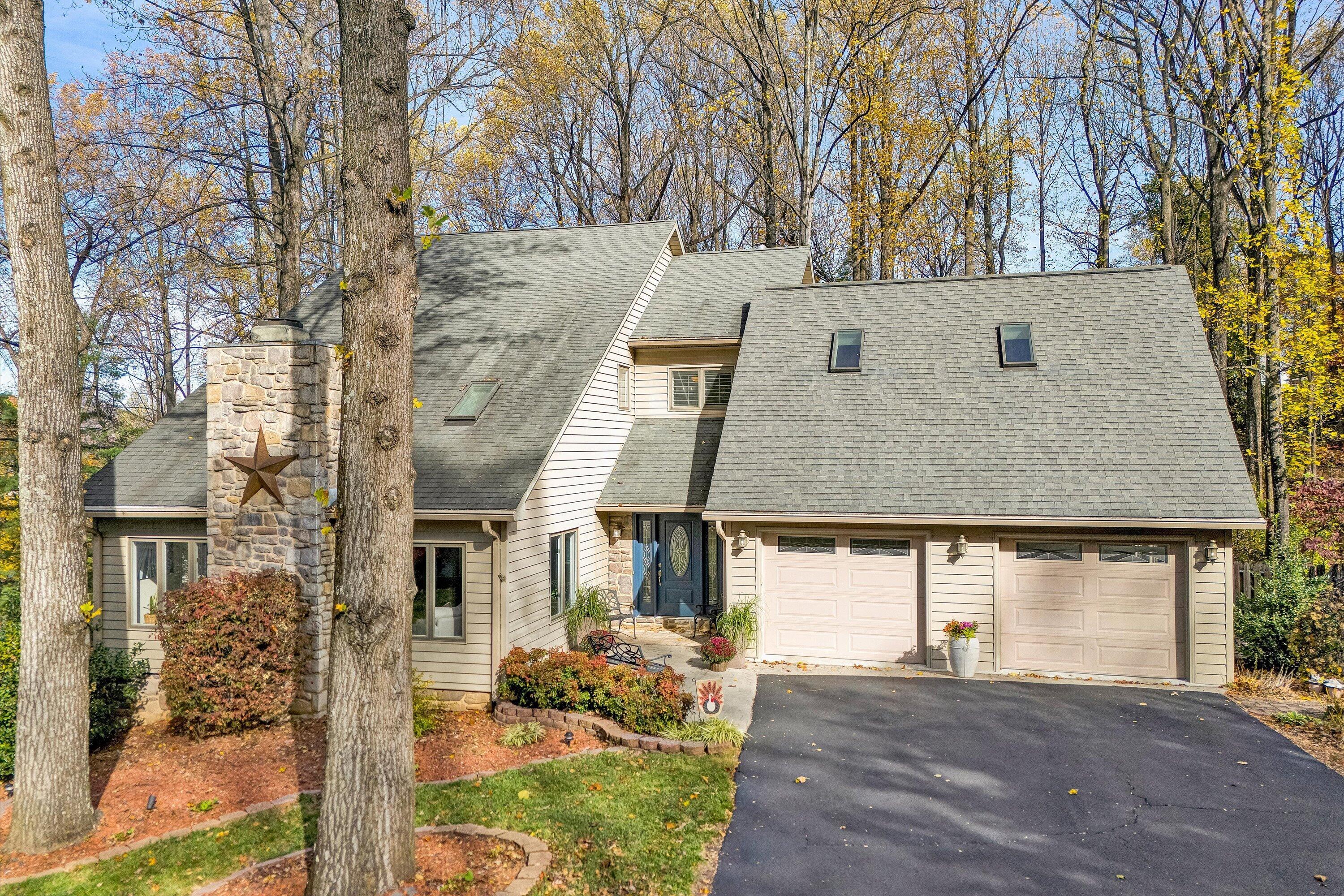 Image 4: FRONT EXTERIOR