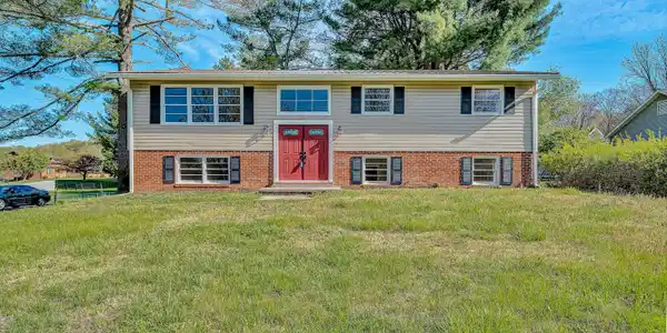 58 Lakeland CIR