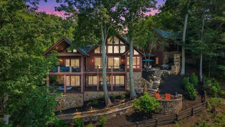 136 Village LN