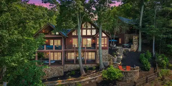 136 Village LN