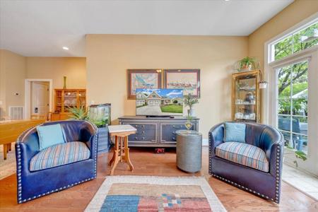 4923 Laryn LN