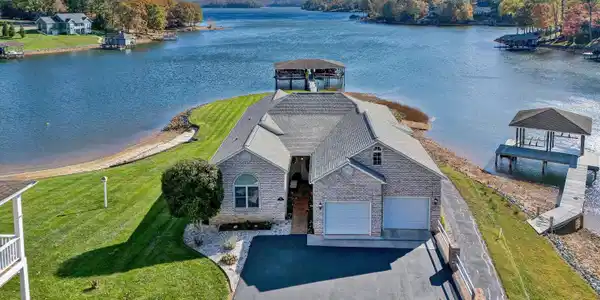 105 Lighthouse LN
