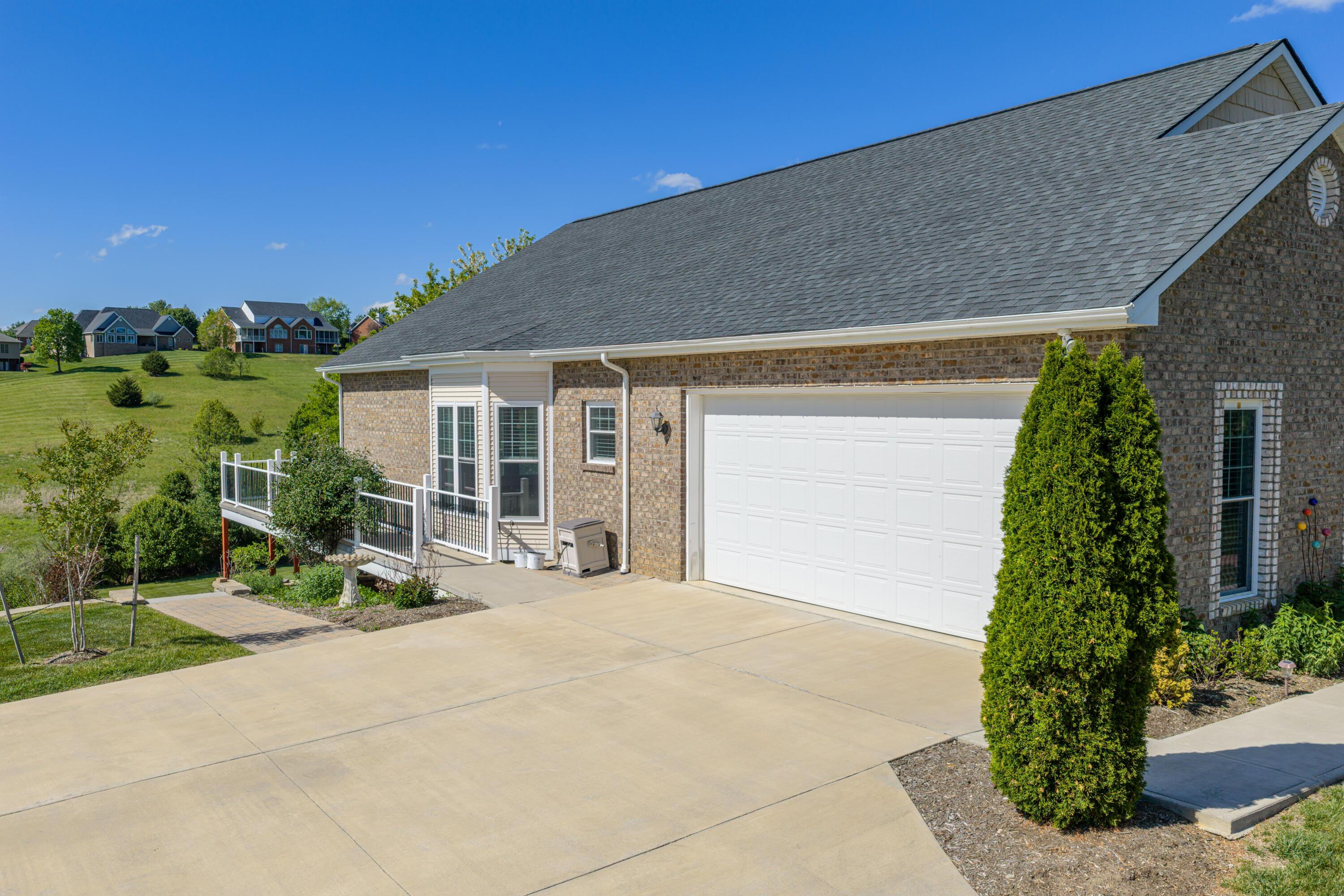 Image 3: 2 Car Garage