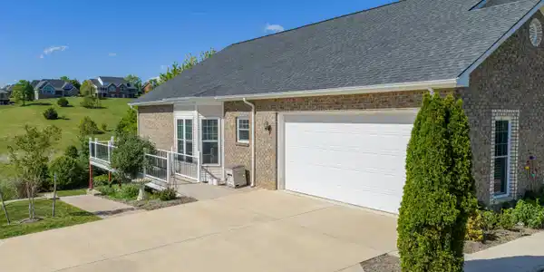 Image 3: 2 Car Garage