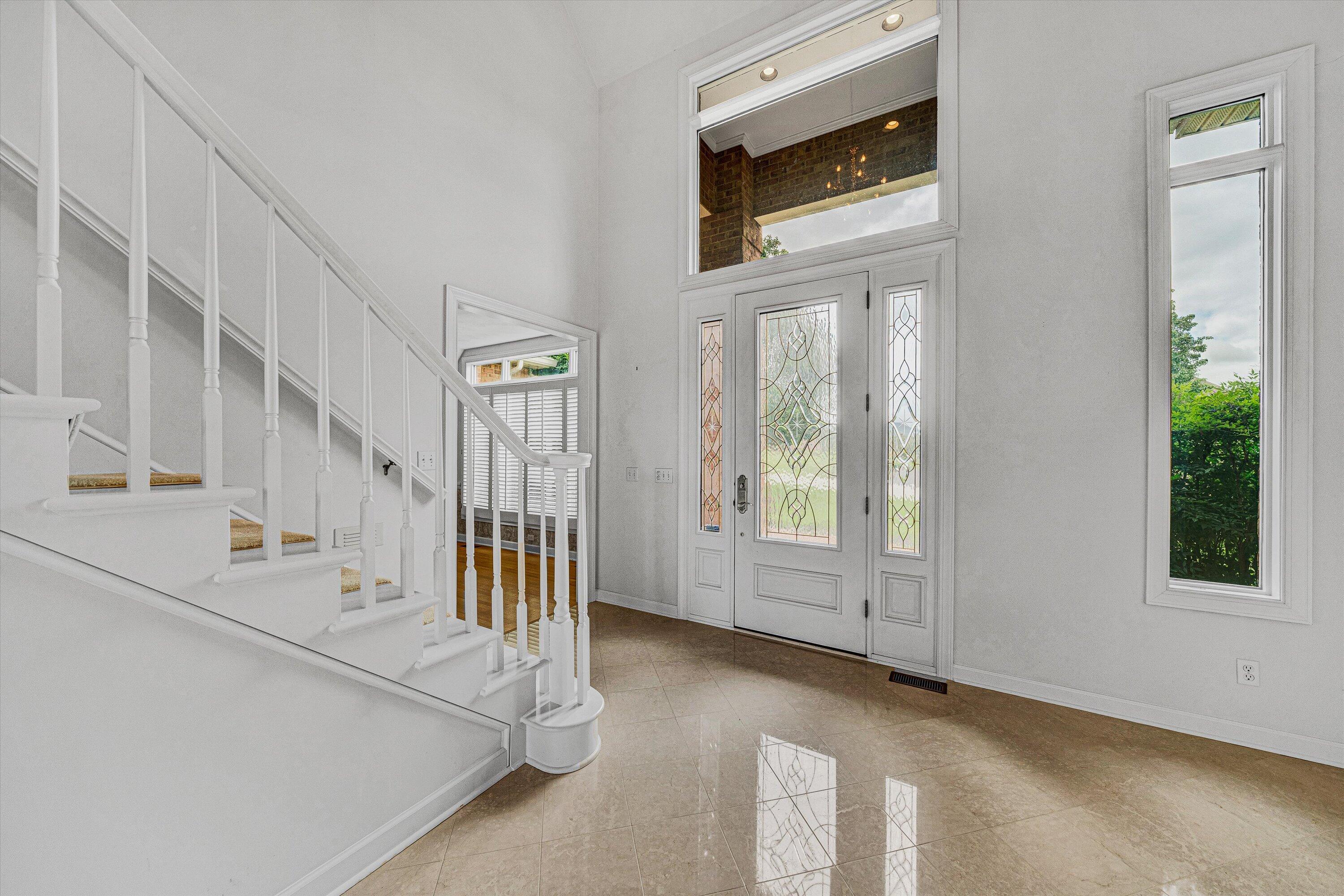 Image 4: Foyer