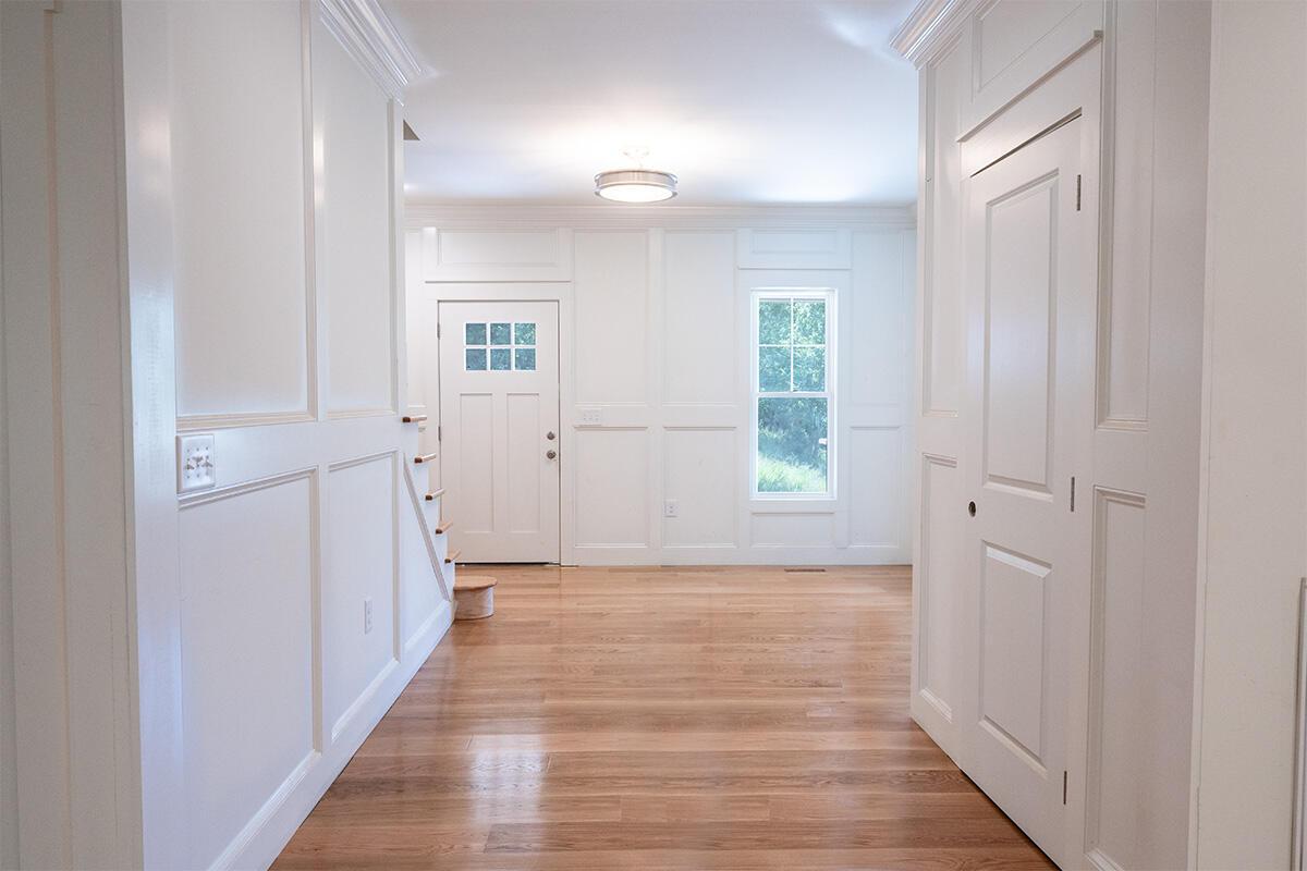 Image 4: Entryway View 2