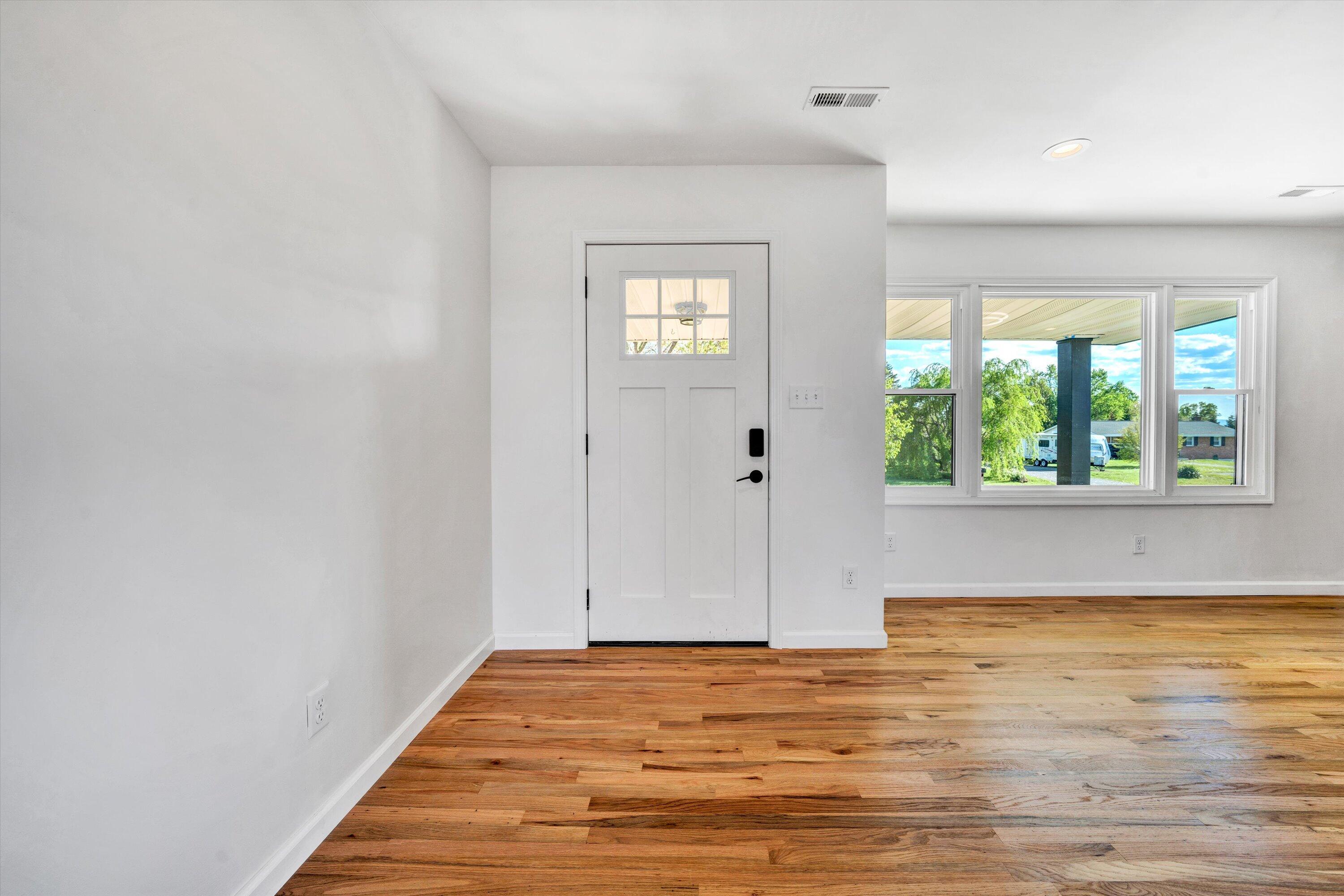 Image 4: Living Room