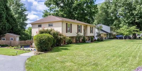 3616 Gaye LN