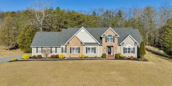 310 White Pine LN