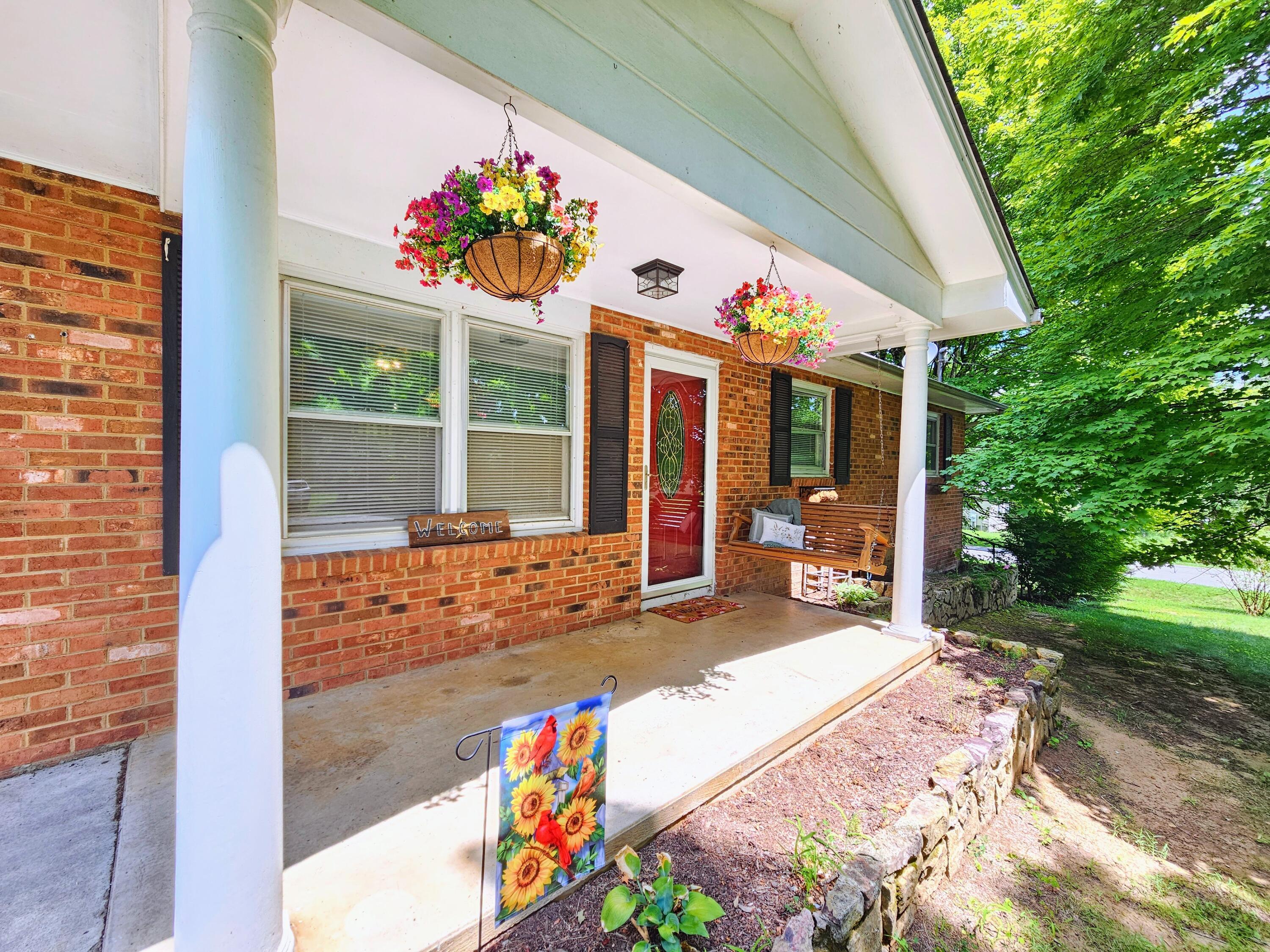 Image 1: 175 Maple Ave. New Castle, VA