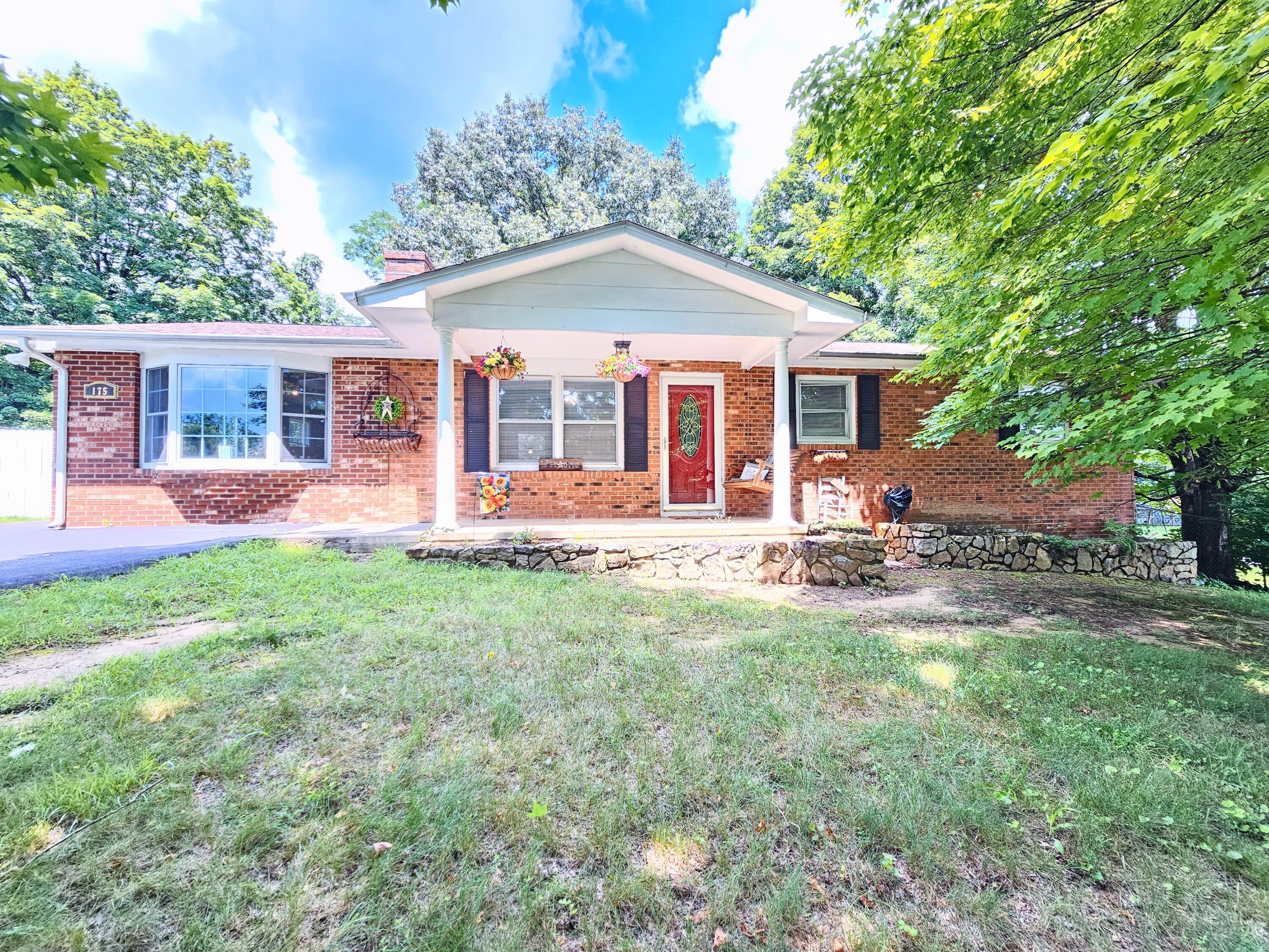 Image 2: 175 Maple Ave. New Castle, VA