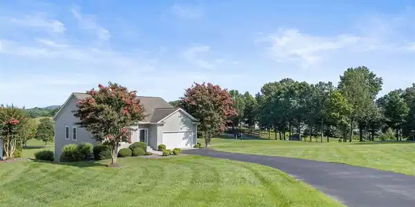 Image 2: 02-1222 8th Fairway Ln-2