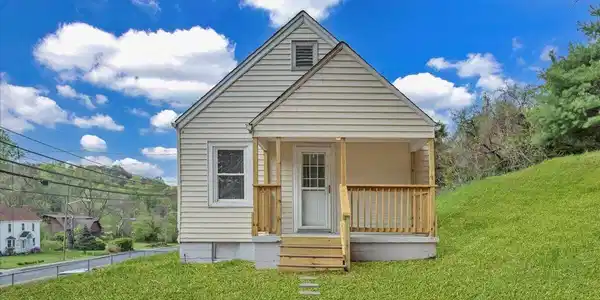 4949 Lee HWY