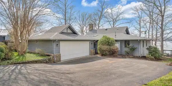 223 Lee DR