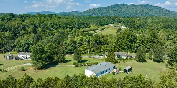 Image 2: 1054 Dove Hill Rd-9