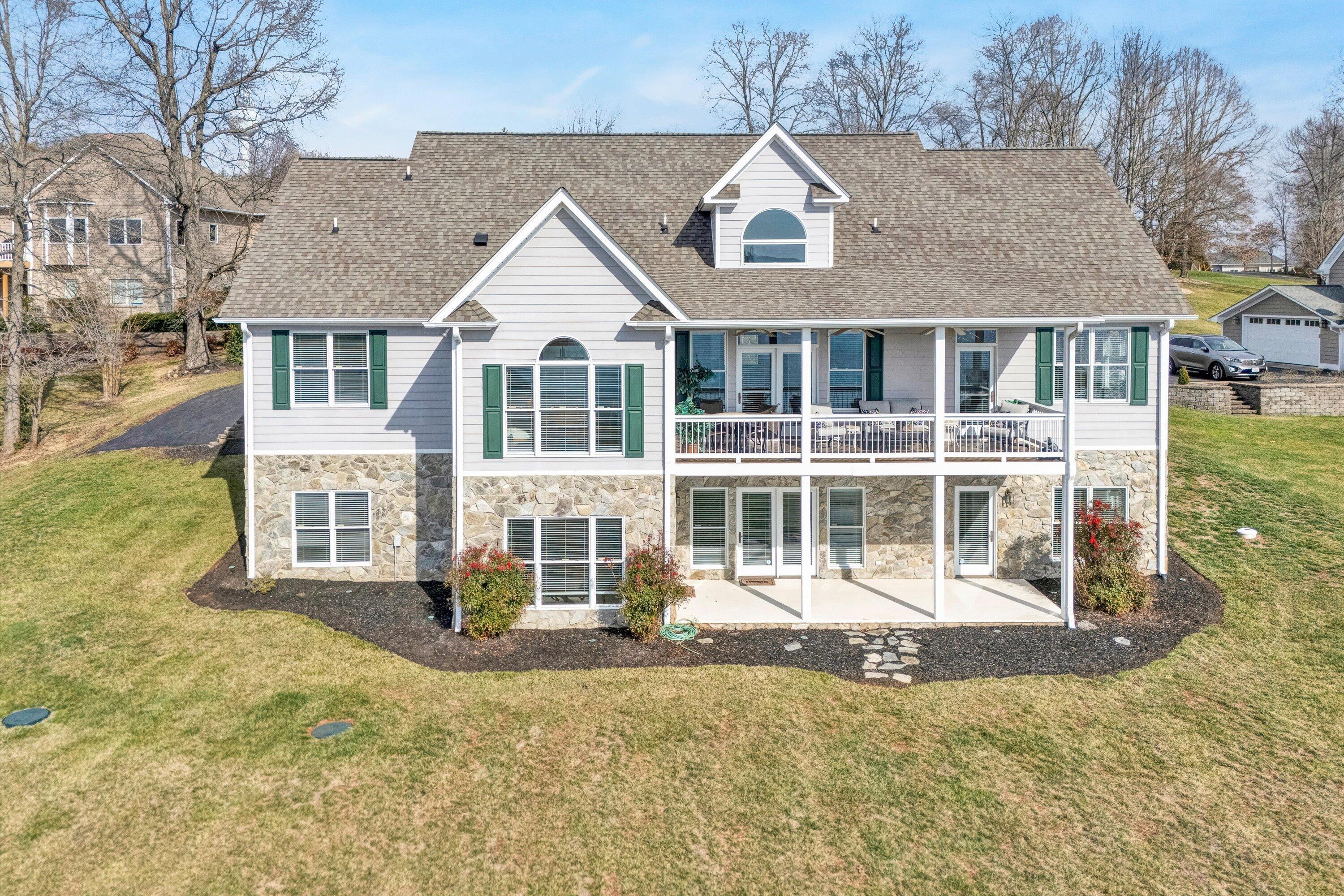 Image 4: Covered Lakeside Deck & Patio
