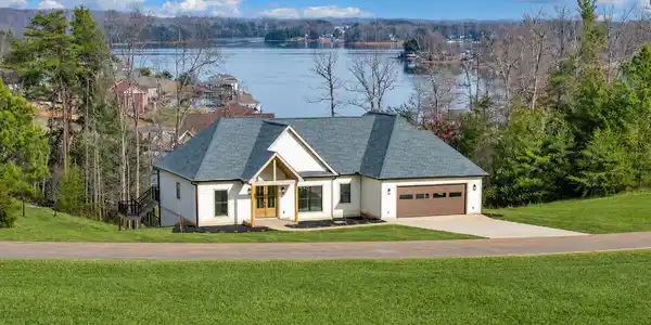 639 Compass Cove CIR