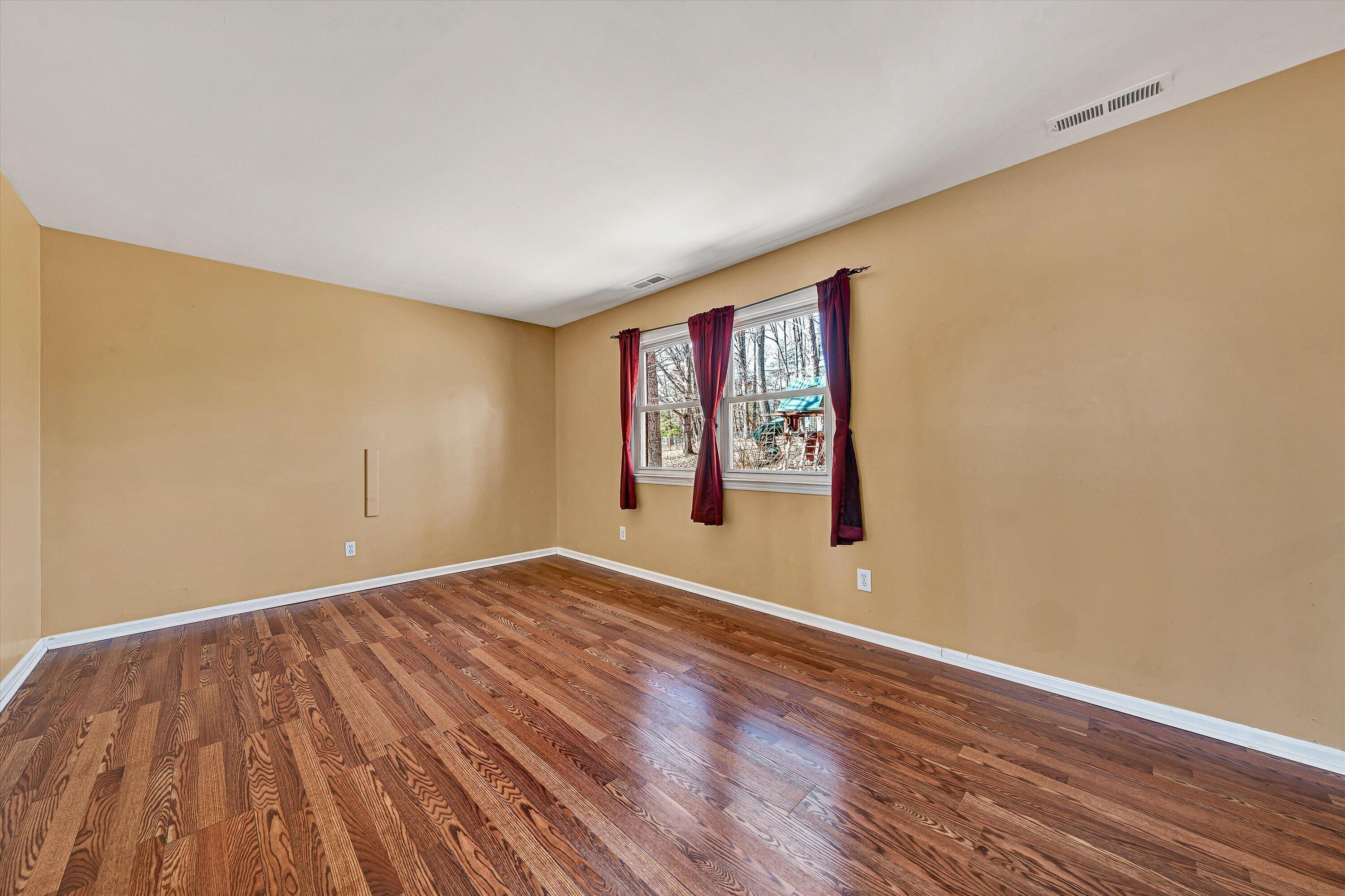 Image 4: Living Room