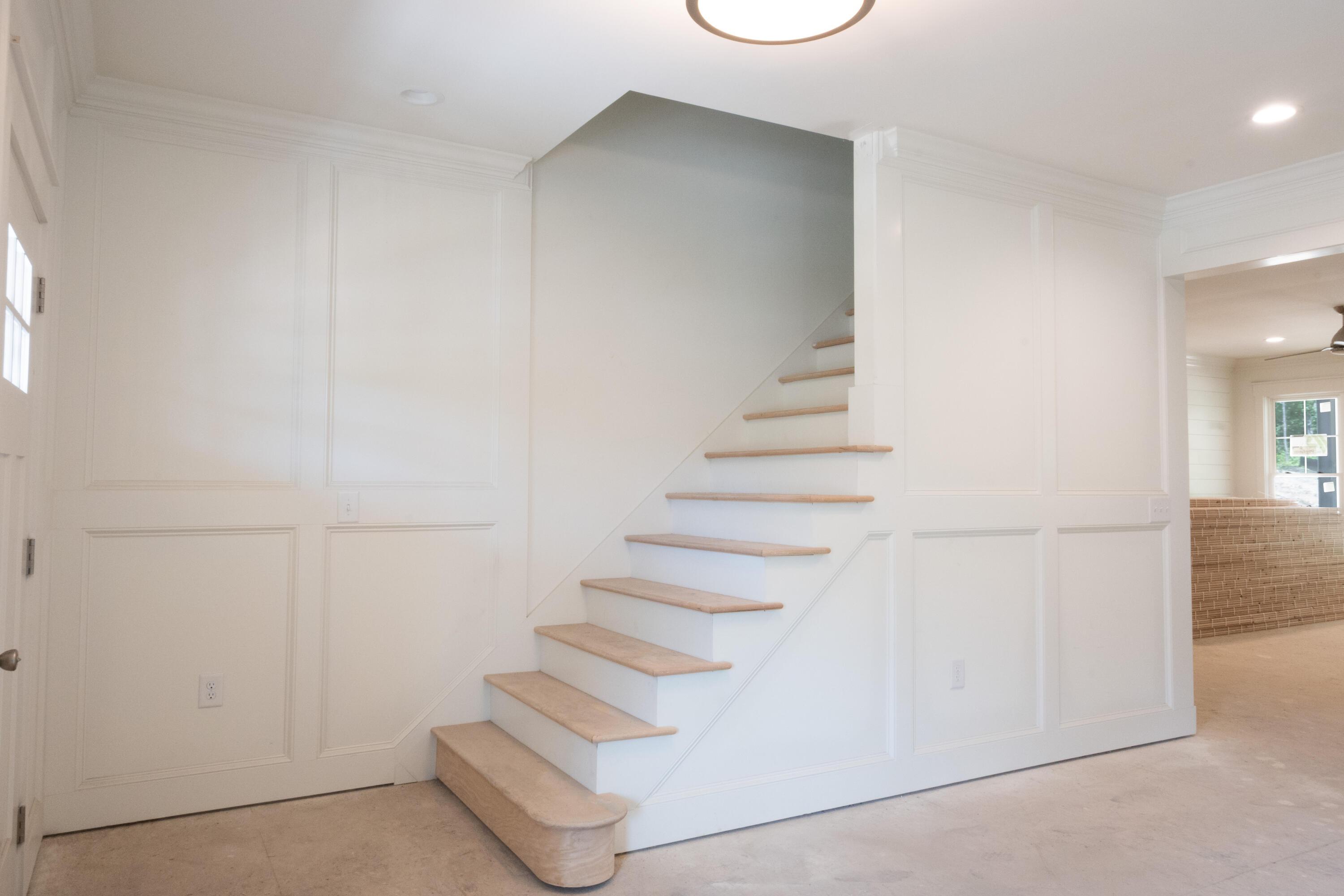 Image 3: 02 Foyer