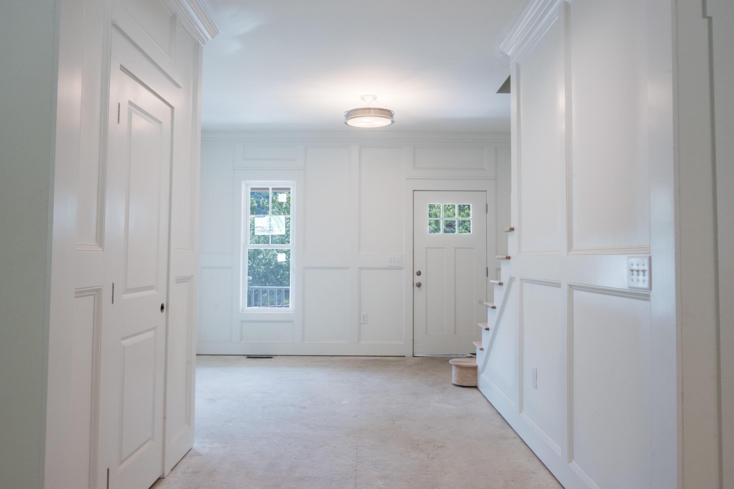 Image 4: 03 Foyer