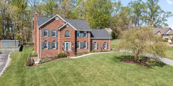 475 Wentworth LN