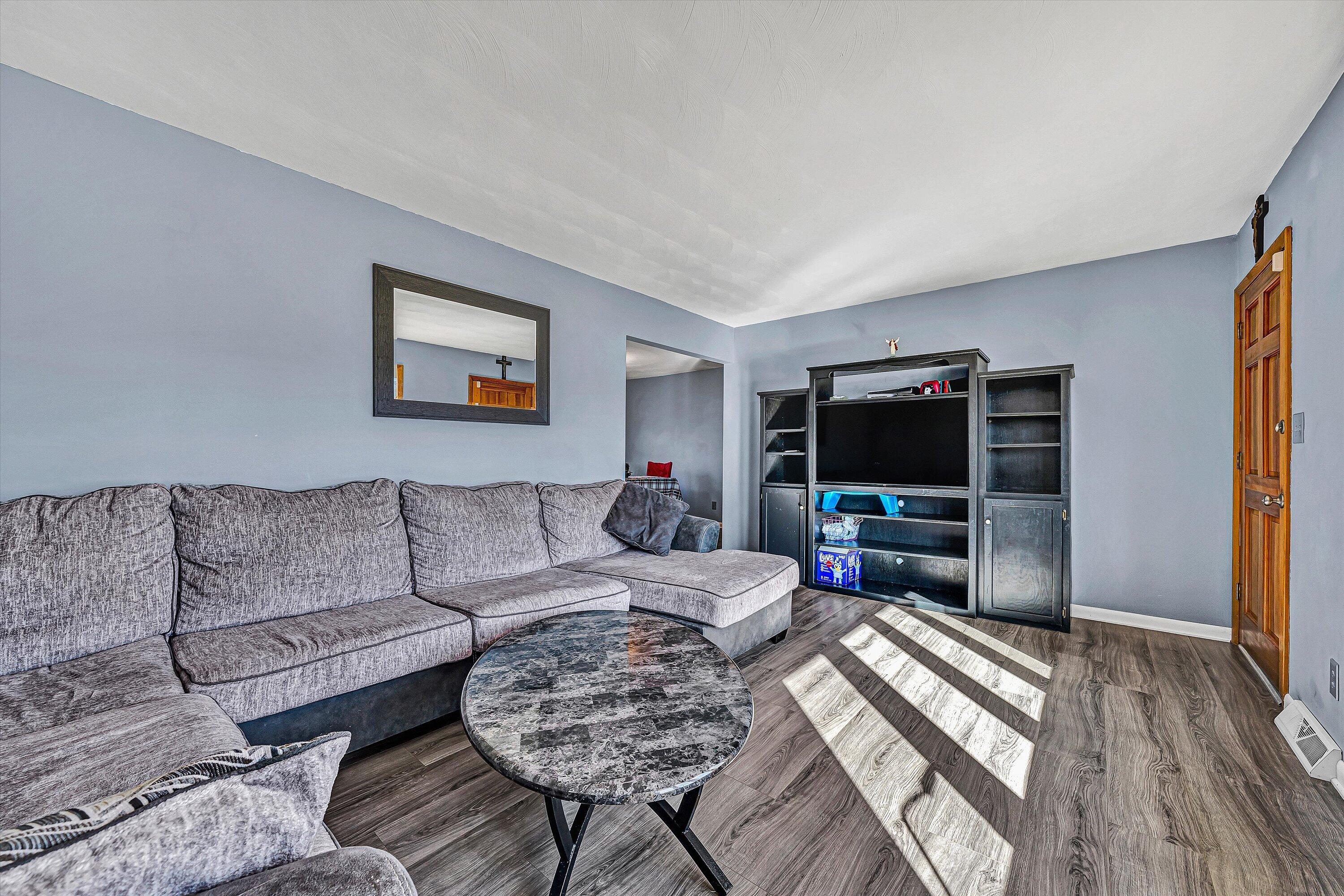 Image 4: 03-VM-05016