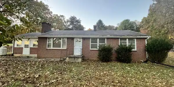 1097 Tree Top LN
