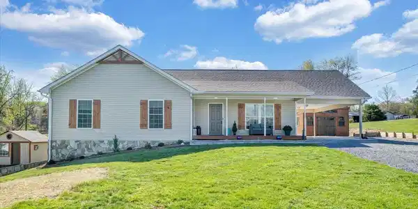 6627 Roanoke RD