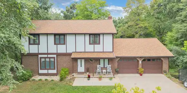 313 Carriage LN