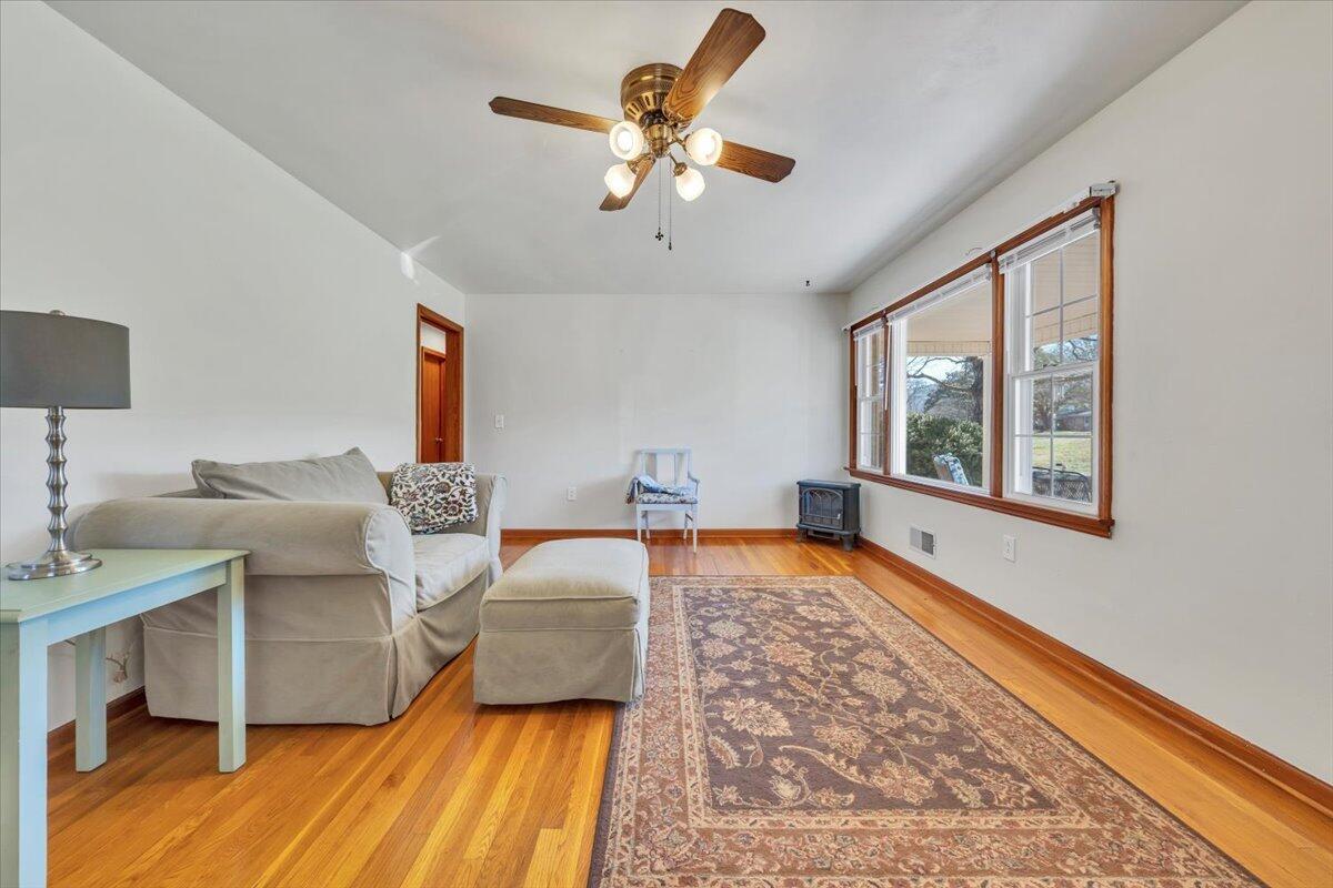 Image 4: 04-MIB00642