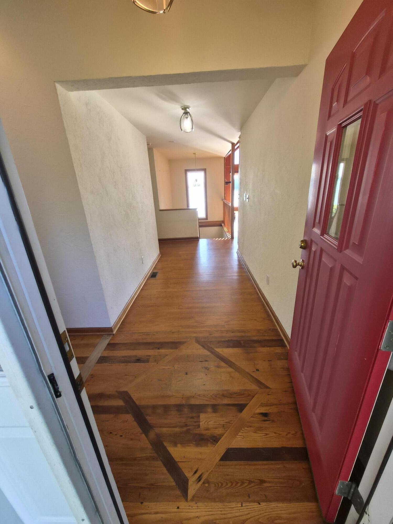 Image 4: hardyFoyer1