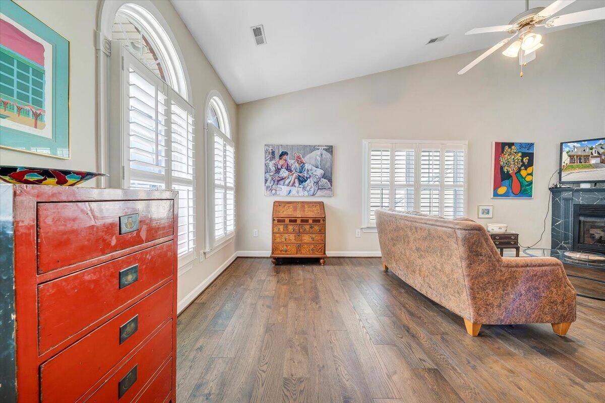 Image 4: Spacious Entry Way