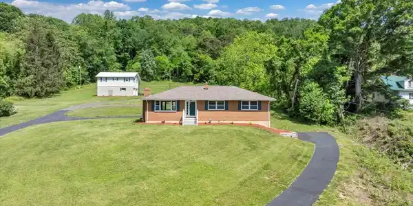 1104 Dolly Ann DR